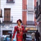  Durante una sesión fotográfica, la artista posa en una de las calles de España; luce un traje elegante.  