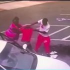  Un muchacho se metió en la pelea en defensa y apoyo a la mujer que aún no es reconocida. 