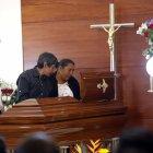  Luis Mosquera y Emma Amagua, padres de la víctima, miran el cadáver de su hijo; piden que el crimen no quede en la impunidad.  