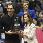 Federer levanta su trofeo como vencedor.  