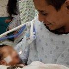  El pequeño, quien aún no había cumplido los dos meses de nacido, era mantenido vivo en el hospital Christ Medical Center, del suburbio de Oak Lawn (Illinois).  