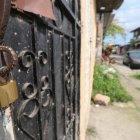  En las viviendas tratan de blindarse. Los vecinos le temen al paso de dos hombres en una moto.  