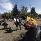  En medio de montones humeantes de desperdicios, con fundas negras, lonas, guantes, escobas y palas, empezaron a recoger piedras, restos de árboles, ramas, cartones. 