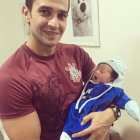  El bailarín posa orgulloso con su nuevo hijo. 