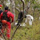  El cuerpo del peruano Hino Lonoa Correa, de 37 años, estaba suspendido en la rama de un árbol. Tenía un disparo. 