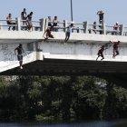  En el puente de la calle 17 se lanzan al estero. Un ejercicio para perder el miedo a las alturas. 