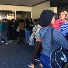  Largas filas de venezolanos en las afueras de la Embajada de Venezuela en Ecuador. 