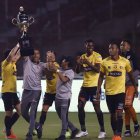  Los jugadores canarios celebraron la obtención de la Copa Alberto Spencer en un estadio en que no han podido ganar jamás. 
