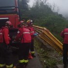  El Cuerpo de Bomberos de Quito despachó un total de 35 efectivos y 14 vehículos de emergencia para iniciar las labores de búsqueda, rescate y estabilización de las víctimas. 