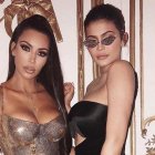  La fotografía buscaba promocionar una nueva línea de perfumes lanzada en conjunto entre Kim y Kylie. 