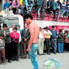  El hombre recibió un castigo indígena antes de ser entregado a la Policía. 