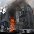  La Contraloría General del Estado incendiándose durante las protestas 