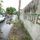  Pintaron la pared para ahuyentar a las parejas que se estacionan en Guayacanes junto a cinco solares baldíos.  