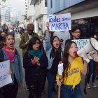  Organizaciones de mujeres piden se agolparon en los exteriores de la Unidad de Flagrancia, en el centro-norte de Quito, para brindar su apoyo a la víctima. 