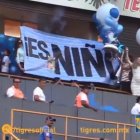  Sharon Escobar sorprendió al futbolista con un enorme cartel.  