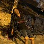  Así quedó José Daniel León, con su cabeza sobre la banca metálica donde estaba sentado. 