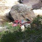  La camioneta quedó destrozada tras el volcamiento. 