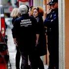  La Policía local investiga el caso. El homicida y suicida tenía lesiones en las muñecas y se clavó un cuchillo antes de lanzarse al vacío. 