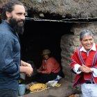  Juan Pablo Sorin visita la escuela del Milenio Chibuleo. Luis Chango presidente del Mushug Runa comparte una comida con el jugador. 