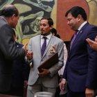  La Asamblea Nacional condecoró al Chito Vera por su trayectoria en las artes marciales mixtas. 