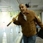  Llegó cargando sobre sus hombros un largo destapacaños. No dio declaraciones a su ingreso. Ofreció que cualquier comentario lo hará a su salida de la diligencia.  