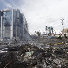  El humo sigue saliendo del edificio de la Contraloría. 