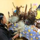  Curandero ‘limpió’ una camiseta de la Tri y una foto del Bolillo Gómez para que las buenas energías acompañen a la Selección Nacional. 