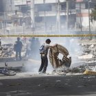  A pesar del toque de queda había personas que transitaban en los alrededores al parque El Arbolito.  