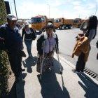  Decenas de personas tuvieron que caminar para intentar llegar a sus lugares de destino. 