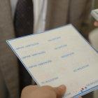  Las pegatinas de escritura braille son parte de la propuesta para una mejor accesibilidad. 