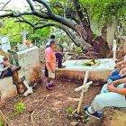  Integrantes de un club de fútbol visitan la tumba de quien fue un jugador. 