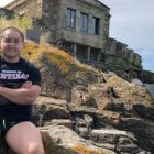  El joven posa en la casa que cometió el macabro crimen. 