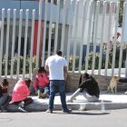  Los familiares de Jonathan Pantoja esperaban a que se practique la autopsia en el Centro Forense. 