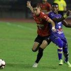  Rosmel Villanueva (i) disputa un balón con Juan Diego Rojas. 