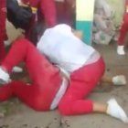  Las chicas se jalaron de los cabellos hasta caer en el suelo, donde empezaron a darse golpes. 