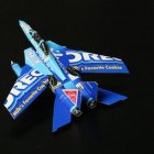  Otro de sus trabajos con una caja de Oreo.  