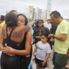  Ariana (d) recibía el abrazo de sus compañeras. 