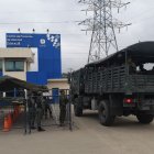  Personal militar se mantiene en custodia en la cárcel regional de Guayaquil. La situación es tensa en el lugar. 