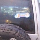  Usuarios en Twitter compartieron imágenes en las que se observan las calcomanías. Jairala ha dicho que se trata de una campaña en su contra. 