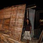  Mariuxi Sosnalema junto a su casa armada con pedazos de caña. 