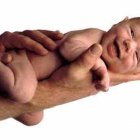  Clínica de fertilidad colocó por error en una mujer el óvulo de otra pareja. 