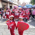  Los niños transmitieron mensajes de paz y amor con sus carteles.  