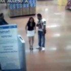  La mujer se quita sus prendas para comprobar que no robaba nada. 