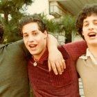  Tres idénticos desconocidos se estrenó el 8 de febrero en Estados Unidos conmoviendo a la audiencia. 