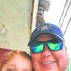  Flores Lema fue asesinado en abril pasado. En la foto junto a una de las sospechosas.  