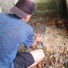  El sobrino de la víctima prendió una vela en el sitio en el que la mujer fue asesinada.  