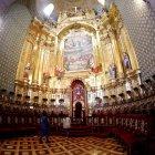 Bajo el altar hay 23 sillas para sacerdotes importantes.  