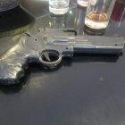  La pistola de juguete con que lo amenazaron fue botada por los pillos unos metros más adelante del restaurante donde se cometió el robo. 