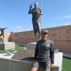  Guillermo Almada junto a la estatua del Chucho Benítez en Torreón. 