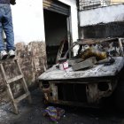  El vehículo, estacionado en el garaje de la casa, quedó calcinado  